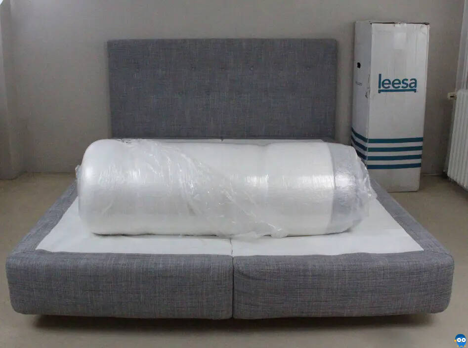 Leesa Matratze vakuumverpackt auf dem Bett